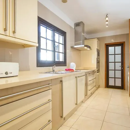 Sleeps 8 Pool Air Con Wifi