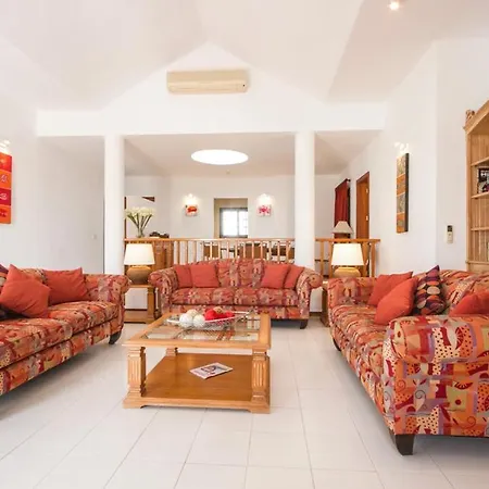 Villa Sleeps 8 Pool Air Con Wifi