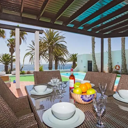 Sleeps 8 Pool Air Con Wifi