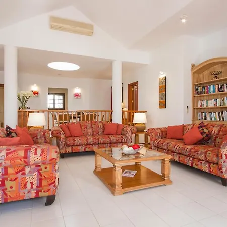 Sleeps 8 Pool Air Con Wifi