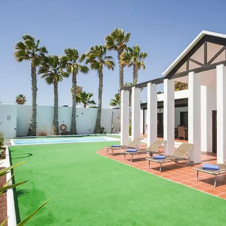 Sleeps 8 Pool Air Con Wifi Villa